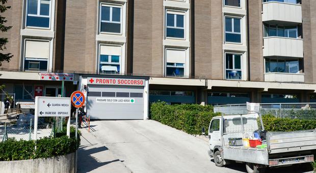 L'allarme di Emanuele Rossi, primario di Macerata: «Pronto soccorso vicini al limite. Gestione sempre più difficile»