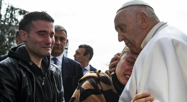 Papa Francesco abbraccia i genitori di una bimba morta. Serena e Matteo: «Ha tenuto Angelica in braccio nel 2019»