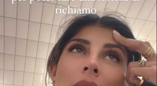 immagine Giulia Cavaglià perde il volo (per un suo ritardo) e se la prende con l'hostess: «Ho gli attacchi di panico»