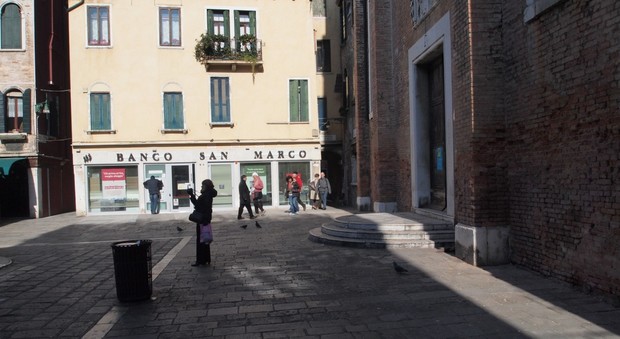 Spari nella notte a Venezia: trovati tre bossoli conficcati in un muro