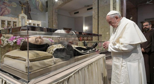 Il Papa da Padre Pio nel santuario che sta cercando di uscire dalla crisi