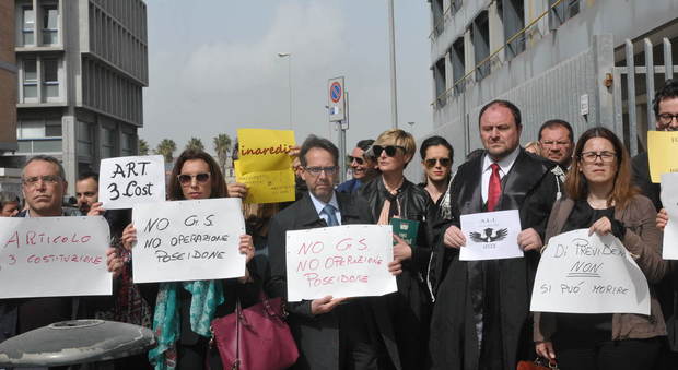 Avvocati in protesta: mezz'ora di silenzio in strada contro l'Inps