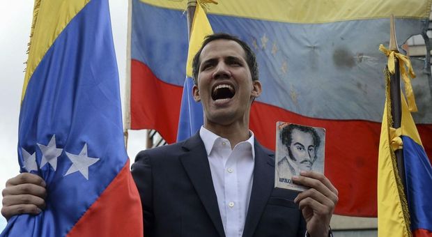 Maduro aggrappato al Venezuela, l’urlo di Guaidó: «Terrorismo di Stato»