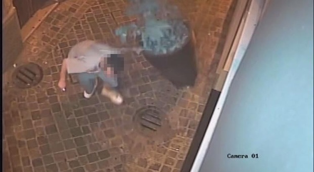 Ancona, fioriere abbattute come birilli: i vandali "catturati" dalle telecamere