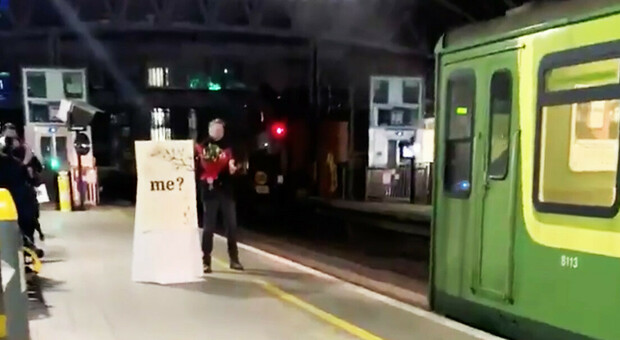 Innamorato fa la proposta di matrimonio alla sua fidanzata macchinista quando questa scende dal treno