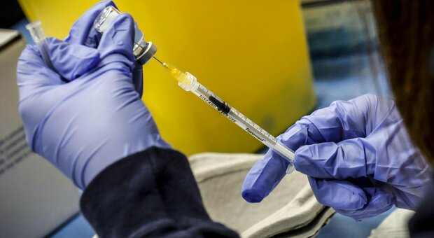 Giovedì vengono consegnate a Eboli 17mila dosi di vaccino Moderna