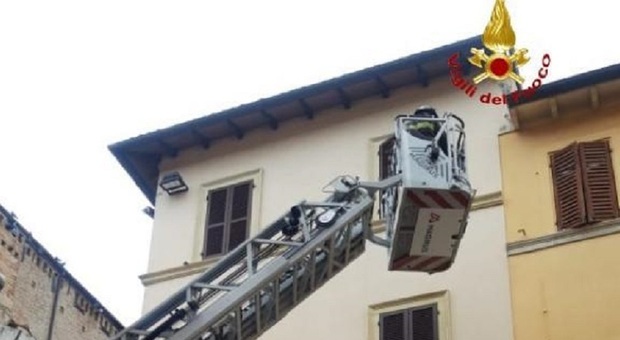 Grondaia pericolante, i Vigili del fuoco intervengono a Pesaro in pieno centro storico per evitare guai