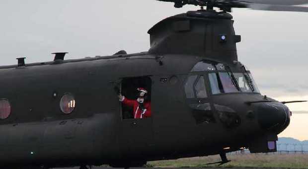 Babbo Natale con le ali: all'Aviazione dell'esercito scende con la slitta dall'elicottero