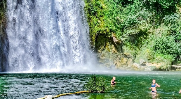 Turisti cedono al fascino, bagno sotto la cascata di Isola Liri. Ma c'è il divieto di balneazione