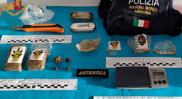 Ancona, arrestato un 38enne incensurato: trovato con 175 grammi di hashish dentro casa