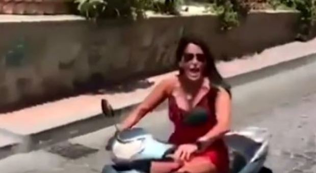 Aida Nizar senza casco sullo scooter si schianta mentre gira uno spot