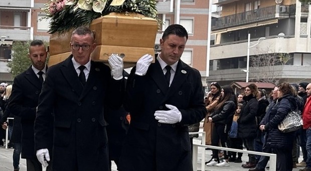 Strazio al funerale di Eliana, uccisa dal compagno suicida in carcere. Il sacerdote: «Staremo accanto ai suoi bambini»