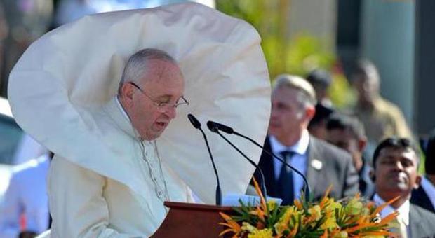 Il vento gioca con Papa Francesco a Colombo