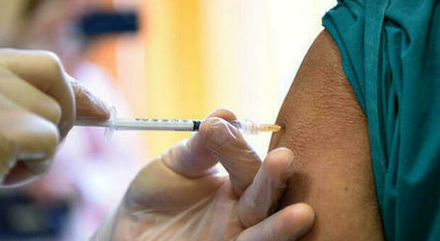 Vaccini, flessibilità sulle dosi: ma solo chi fa Pfizer può rinviare il richiamo