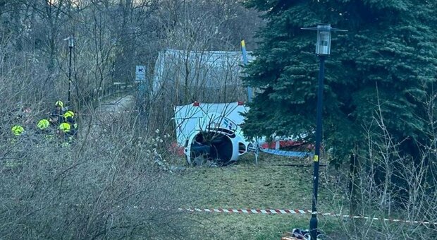 Elicottero precipita in Alto Adige, il pilota evita le case: due feriti