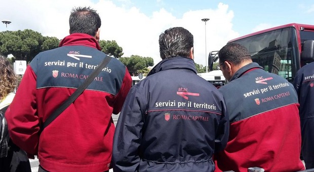 Roma, tensione sull'autobus tra controllori e passeggeri: «Non mettete le mani addosso»