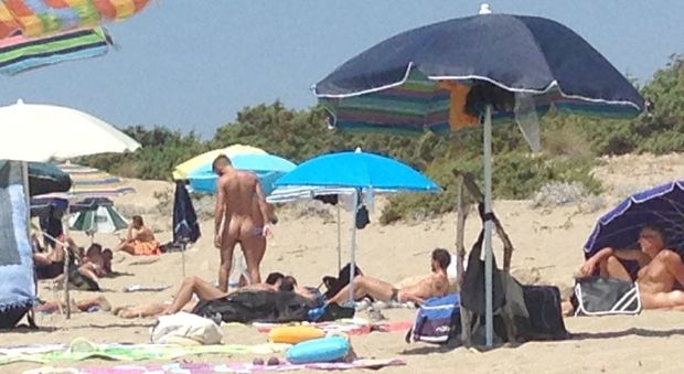 Nudisti in spiaggia