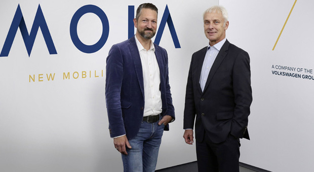 A destra Matthias Müller, CEO del Gruppo Volkswagen insieme a Ole Harms, ceo di Moia