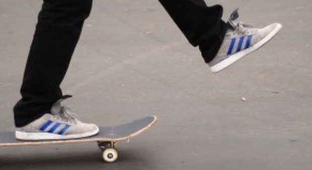 Sfrecciano sugli skate in strada: inseguiti e multati dalla polizia