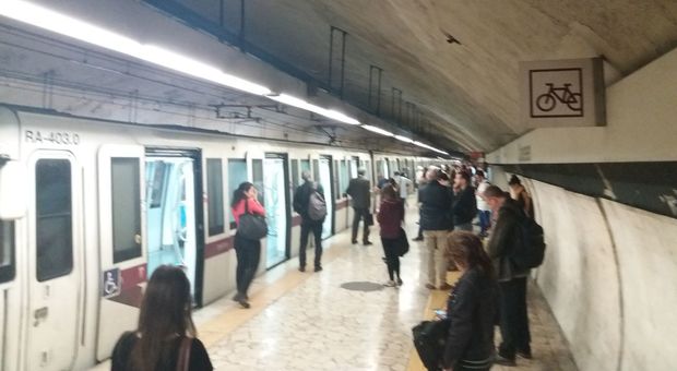 Metro B, falso allarme bomba: passeggeri fatti scendere. Servizio ripristinato