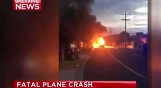Paura a Melbourne, un aereo si schianta su una strada della città