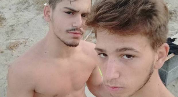 Schianto in scooter, morti due cugini: Andrea e Santo avevano 19 e 16 anni