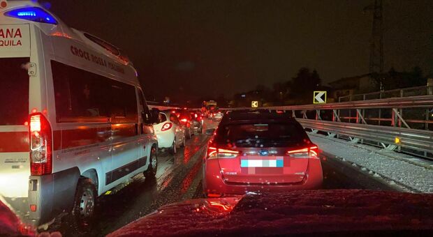 Neve all'Aquila, disagi al traffico: bloccata superstrada per Bazzano