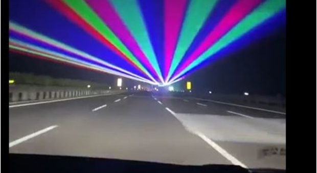 Luci laser sulle autostrade in Cina per evitare colpi di sonno. «Sembra di essere in una pista di Mario Kart»
