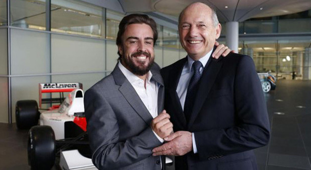 Fernando Alonso e Ron Dennis sorridenti