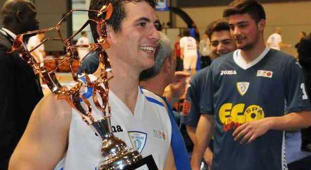 Il capitano del Basket Scauri, Dante Richotti, con la Coppa Italia