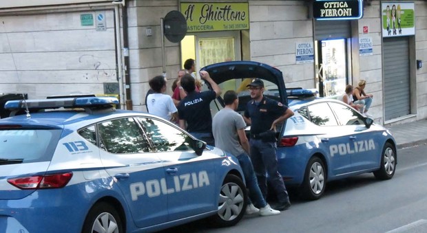 La polizia in via Torresi