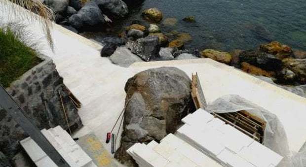 Mega villa abusiva a picco sul mare sequestrata dalla polizia a Ischia