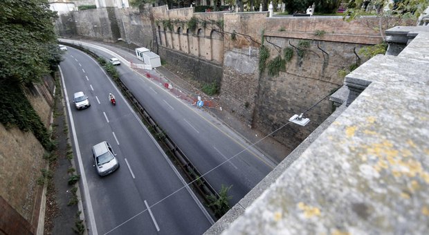 Sassi dal ponte, sos Muro Torto: «Telecamere e reti anti-vandali»