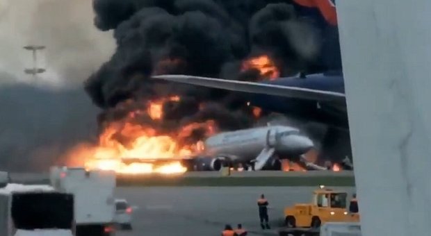 Aereo in fiamme a Mosca: l'elenco dei sopravvissuti diffuso dall'Aeroflot. Il terrificante video girato da un passaggero: il fumo invade la cabina