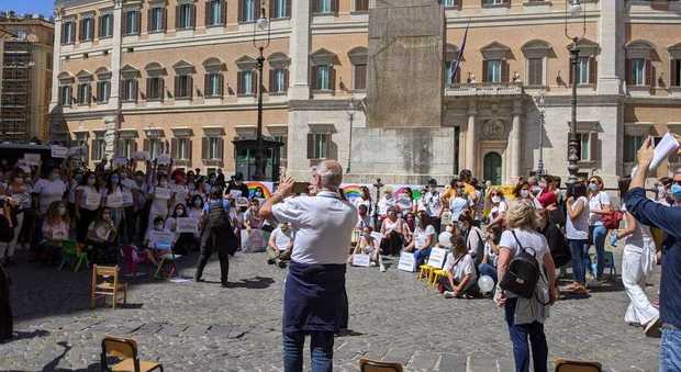 Asili chiusi, flash mob da Milano a Roma in piazza Montecitorio: «Siamo stati dimenticati»