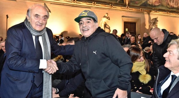 Maradona dirigente del Napoli, i dubbi di Ferlaino: «Non ce lo vedo»