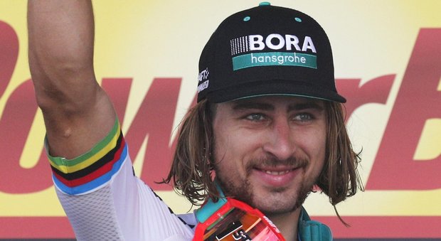 Tour de France, Sagan squalificato dopo la gomitata a Cavendish