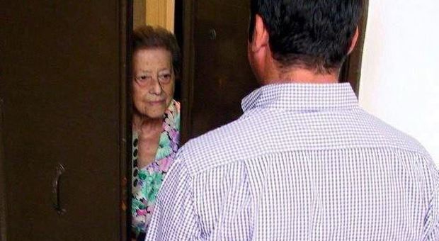 Un truffatore alla porta di un'anziana