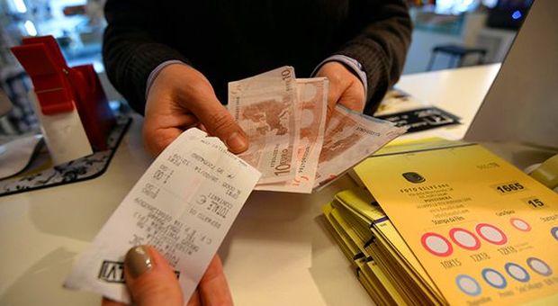 Fisco, arriva la lotteria degli scontrini: vincite fino a un milione. Per partecipare servirà il codice fiscale