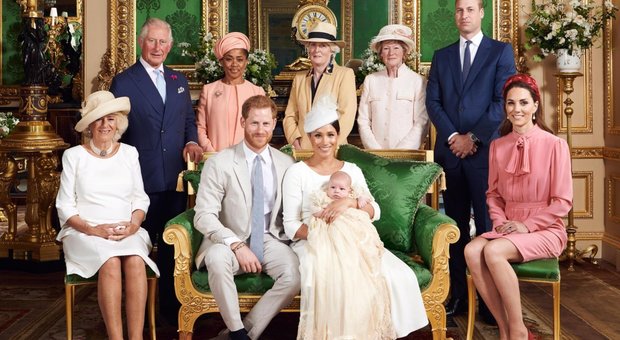 Archie, il battesimo del royal baby: la prima foto ufficiale con Meghan ed Harry