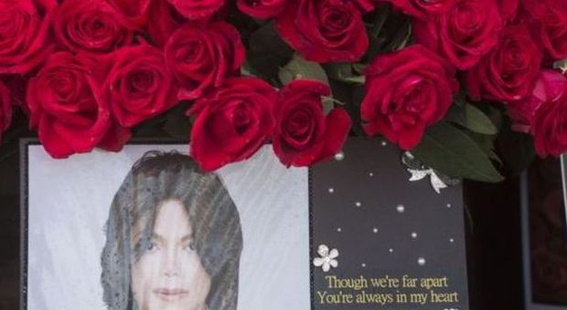Omaggi e commozione nell'anniversario dei cinque anni dalla morte di Michael Jackson (Lapresse)