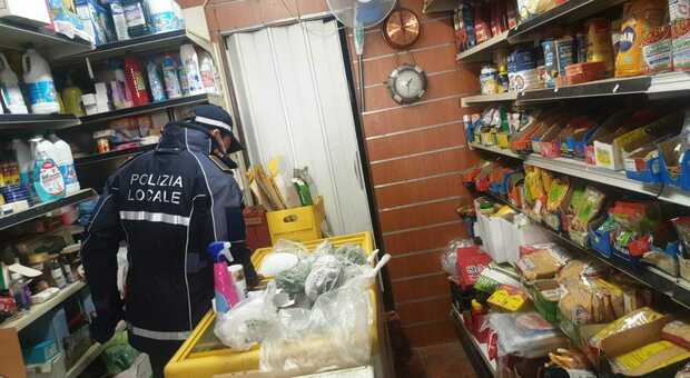 Civita Castellana, negozio di alimentari chiuso: cibo mal conservato, multa di 2.500 euro