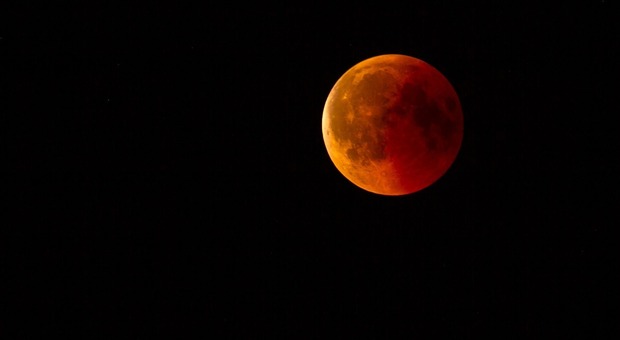 https://statics.cedscdn.it/photos/MED/29/93/8712993_13164500_lunar_eclipse_3568801_1280.jpg