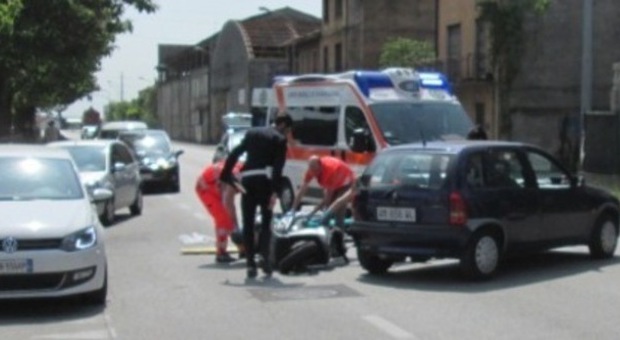 Ottantenne gli taglia la strada: muore in scooter giovane padre di tre figli