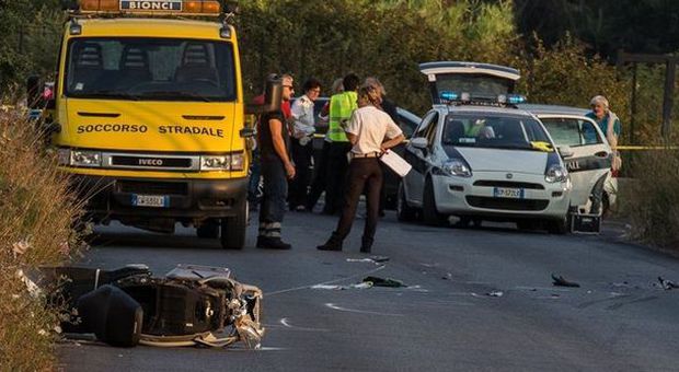 Roma, furgone della polizia penitenziaria travolge uno scooter: muore una ragazza di 27 anni