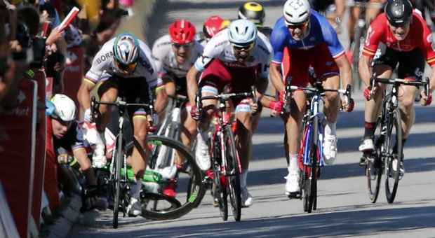 Tour de France, Sagan fa cadere Cavendish con una gomitata e viene cacciato dalla corsa