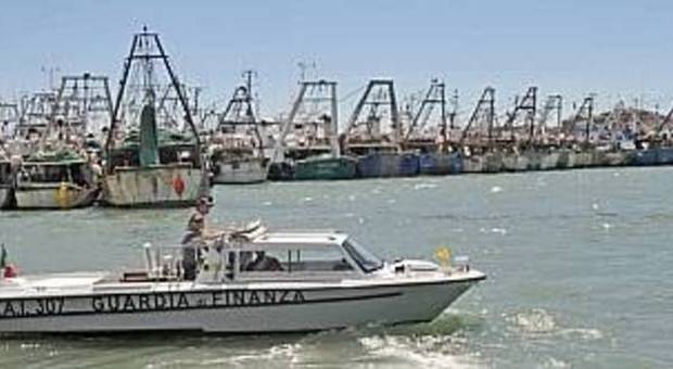 Pesca abusiva di vongole in laguna, 24 arresti e 16 barche sequestrate