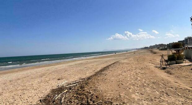 Senigallia, la spiaggia sarà ripulita per Pasqua: le dune verranno stese solo ad aprile