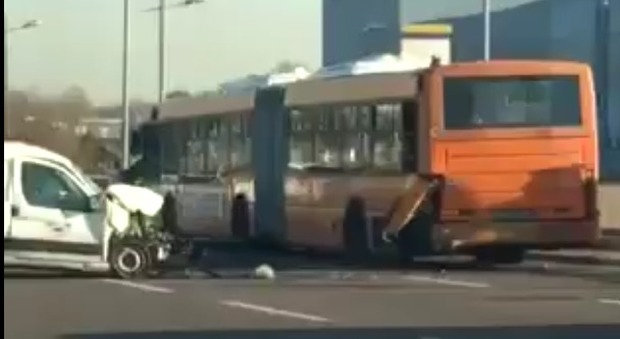 Furgone contro bus dell'Actv: nessun ferito ma disagi per i 30 passeggeri