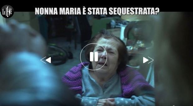 Le Iene, nonna Maria "sequestrata" a 94 anni: l'abbraccio con le nipoti sulla soglia è commovente